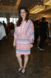 Neelam Kothari feet photo 9