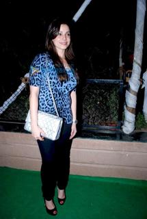 Neelam Kothari feet photo 20