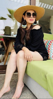 Neelam Kothari feet photo 5
