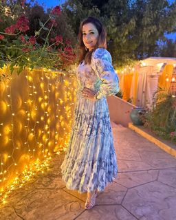 Neelam Kothari feet photo 13