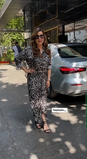 Neelam Kothari feet photo 10