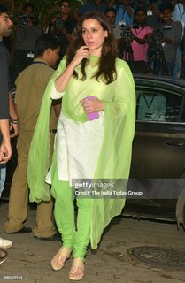 Neelam Kothari feet photo 5