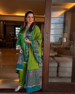 Neelam Kothari feet photo 10