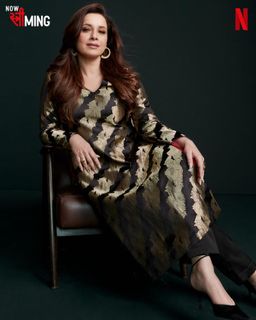 Neelam Kothari feet photo 18