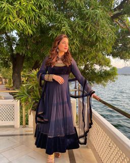 Neelam Kothari feet photo 8