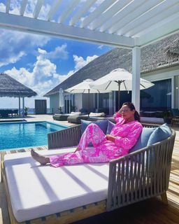 Neelam Kothari feet photo 5