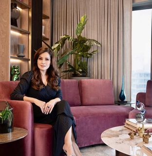 Neelam Kothari feet photo 16