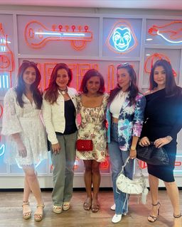 Neelam Kothari feet photo 2
