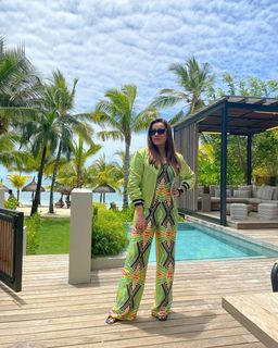 Neelam Kothari feet photo 7