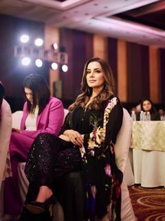 Neelam Kothari feet photo 14