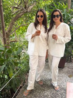 Neelam Kothari feet photo 8