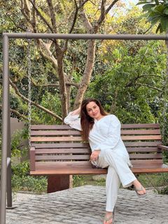 Neelam Kothari feet photo 7