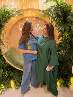 Neelam Kothari feet photo 4