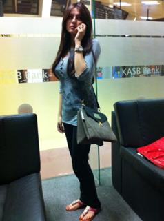 Neelam Muneer feet photo thumbnail