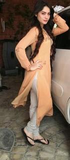 Neelam Muneer feet photo thumbnail