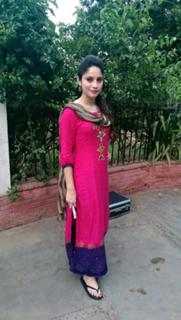 Neelam Muneer feet photo thumbnail