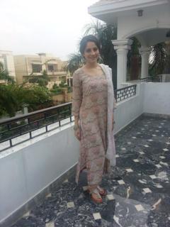 Neelam Muneer feet photo thumbnail