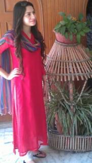 Neelam Muneer feet photo thumbnail