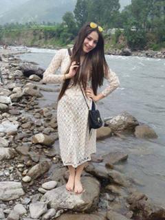 Neelam Muneer feet photo thumbnail