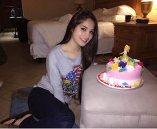 Neelam Muneer feet photo thumbnail