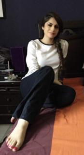 Neelam Muneer feet photo thumbnail