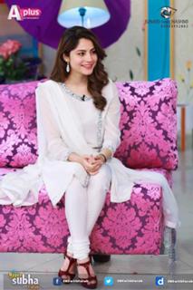 Neelam Muneer feet photo thumbnail