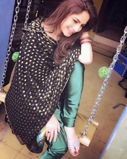 Neelam Muneer feet photo thumbnail