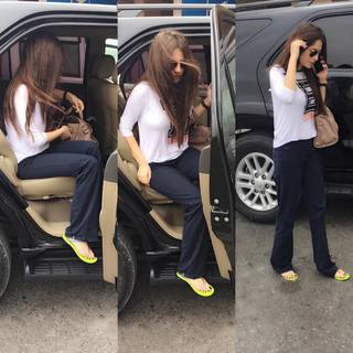 Neelam Muneer feet photo thumbnail