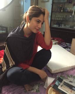 Neelam Muneer feet photo thumbnail