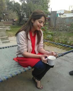 Neelam Muneer feet photo thumbnail