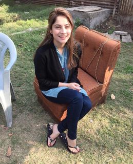 Neelam Muneer feet photo thumbnail