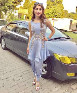 Neelam Muneer feet photo thumbnail