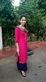 Neelam Muneer feet photo thumbnail