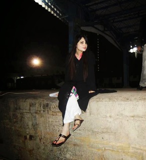 Neelam Muneer feet photo thumbnail