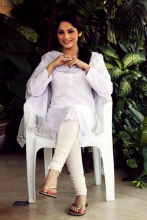 Neelam Muneer feet photo thumbnail