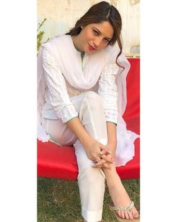 Neelam Muneer feet photo thumbnail