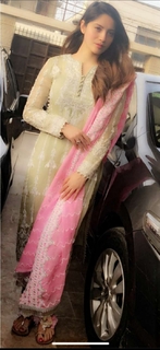 Neelam Muneer feet photo thumbnail