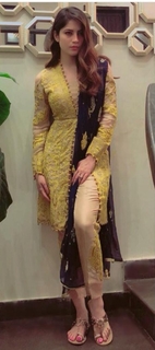 Neelam Muneer feet photo thumbnail