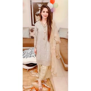 Neelam Muneer feet photo thumbnail