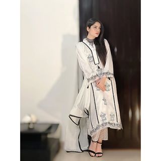 Neelam Muneer feet photo thumbnail