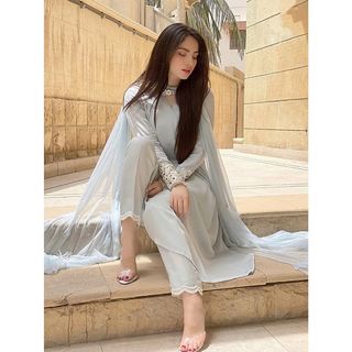 Neelam Muneer feet photo thumbnail