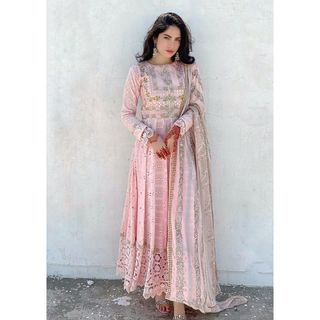 Neelam Muneer feet photo thumbnail