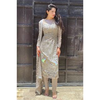 Neelam Muneer feet photo thumbnail