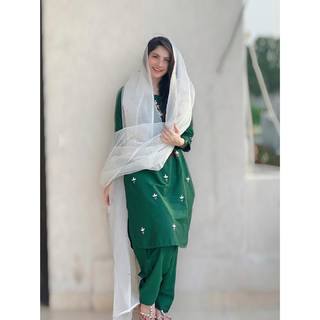 Neelam Muneer feet photo thumbnail