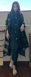 Neelam Muneer feet photo thumbnail