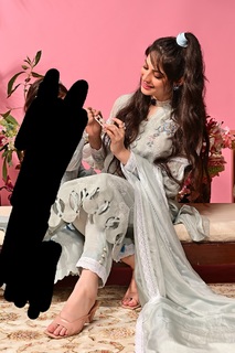 Neelam Muneer feet photo thumbnail