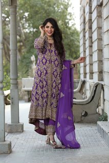 Neelam Muneer feet photo thumbnail