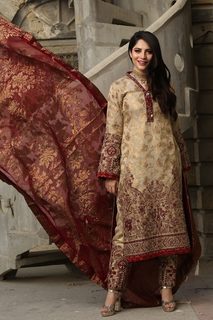 Neelam Muneer feet photo thumbnail