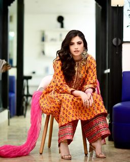 Neelam Muneer feet photo thumbnail