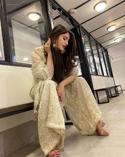Neelam Muneer feet photo thumbnail